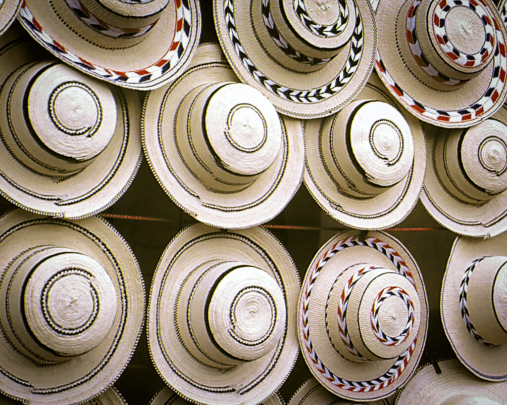 Chapeaux traditionnels panaméens en paille tressée exposés en rangées près de Pedasi, Panama
