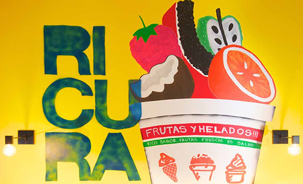 Fresque colorée "Ricura" avec pot de fruits et glaces, texte Frutas y Helados sur fond jaune