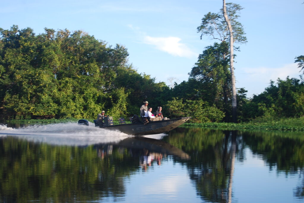 Bateau à moteur transportant des touristes sur une rivière, réserve Pacaya Samiria, Amazonie péruvienne