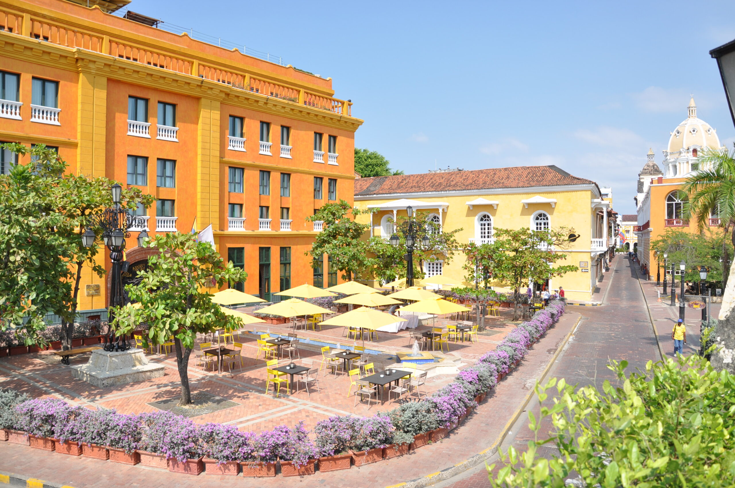 Place colorée de Carthagène des Indes avec terrasses ombragées et façades coloniales, Colombie