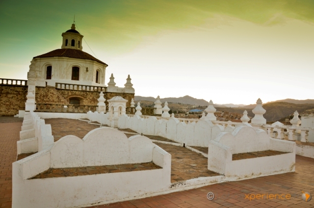 Toit-terrasse blanc du couvent de la Recoleta avec vue sur les collines de Sucre, Bolivie