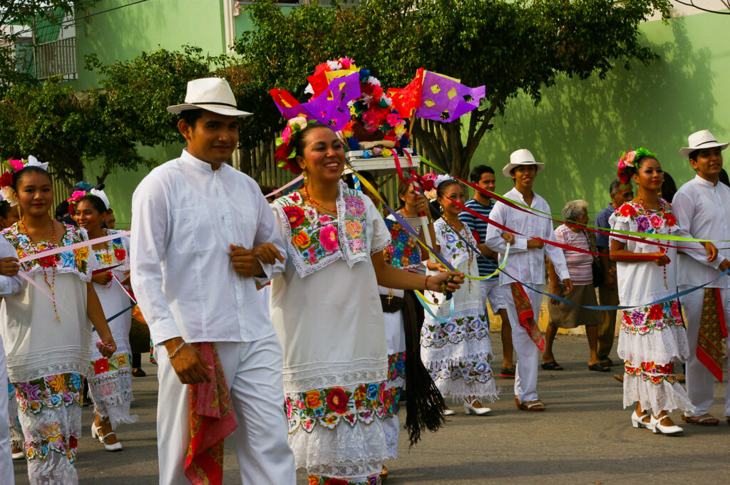 Défilé traditionnel en costumes brodés colorés lors d'une fête populaire au Mexique