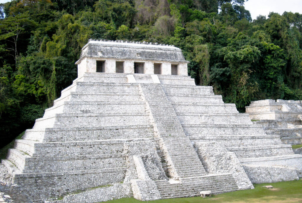 Temple des Inscriptions, pyramide maya à degrés de Palenque, jungle du Chiapas en arrière-plan