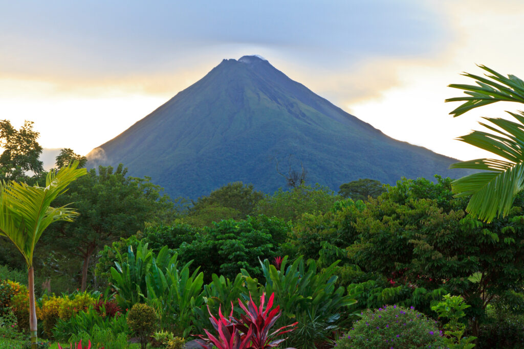 Volcan Arenal se dressant au-dessus de la forêt tropicale costaricaine environnante