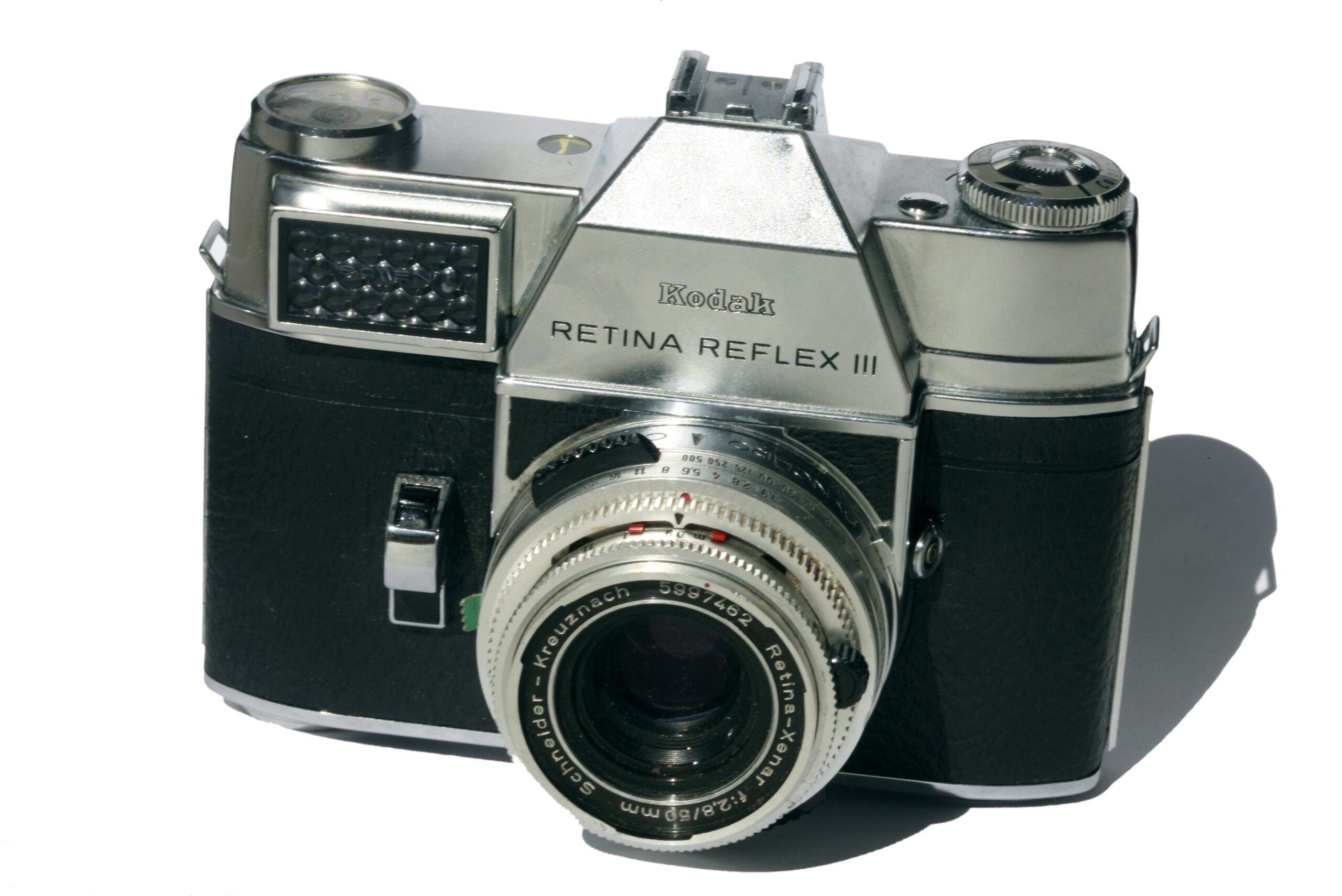 Appareil photo vintage Kodak Retina Reflex III chromé sur fond blanc