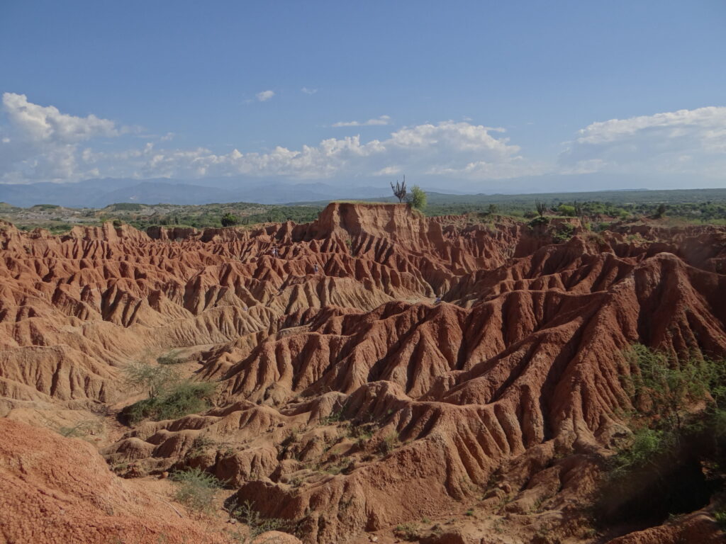 Formations rocheuses érodées de couleur ocre-rouge dans le désert de la Tatacoa, Colombie