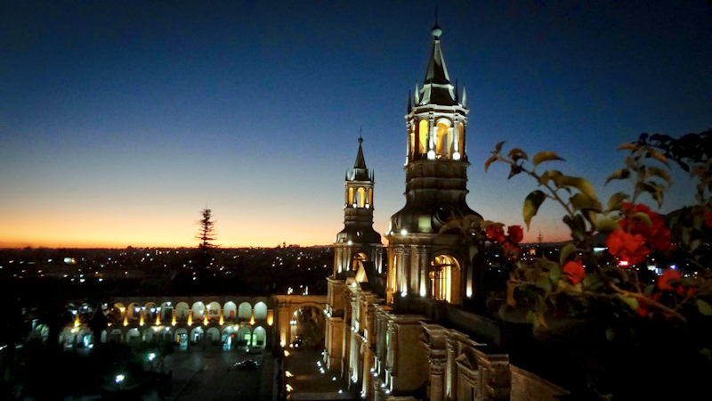 Cathédrale illuminée d'Arequipa au crépuscule vue depuis un toit, Pérou