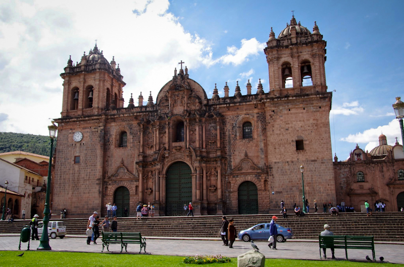 Cathédrale coloniale en pierre sur la place principale de Cusco, Pérou, avec touristes