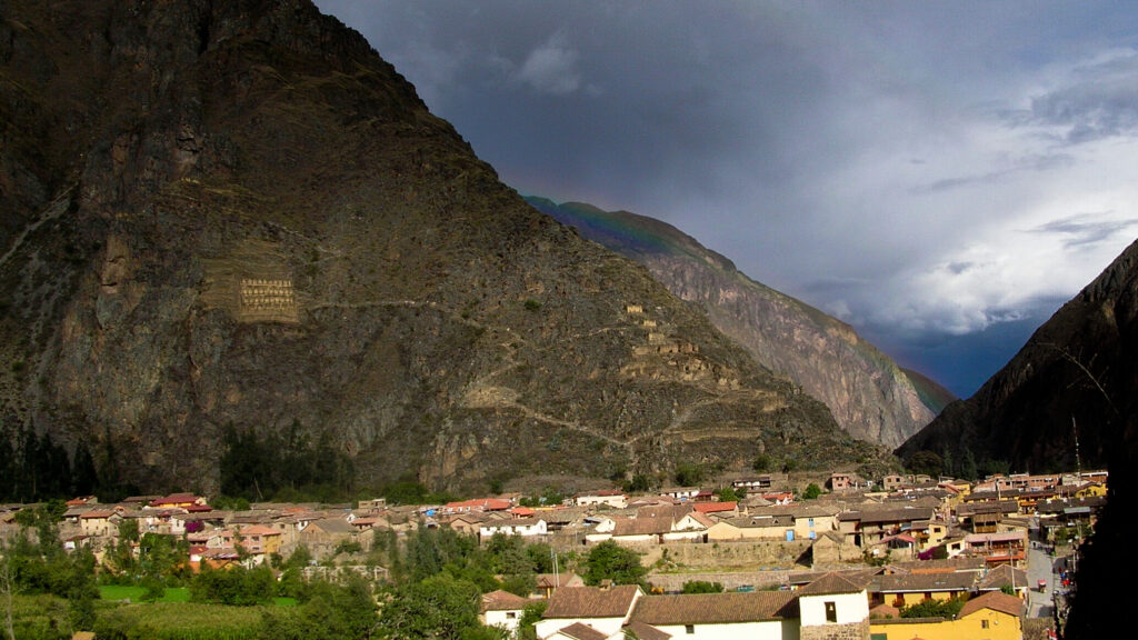 Village d'Ollantaytambo au pied de montagnes avec arc-en-ciel, Vallée Sacrée, Pérou