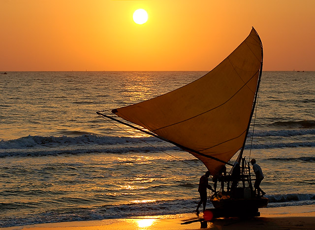 Bateau à voile traditionnel jangada échoué sur la plage au coucher du soleil à Jericoacoara, Brésil