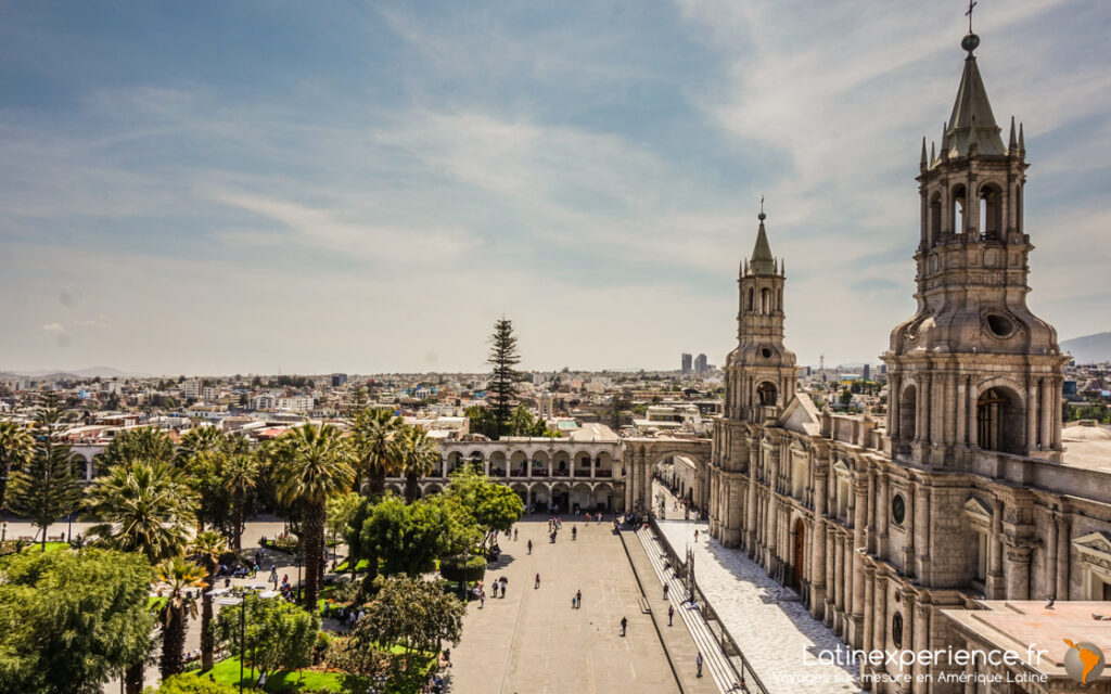 Vue aérienne de la cathédrale d'Arequipa et de la place principale bordée de palmiers, Pérou