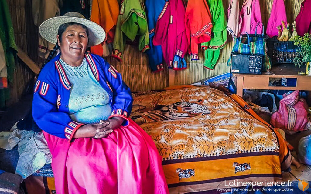 Femme péruvienne en tenue traditionnelle assise dans sa maison près de Puno, Pérou