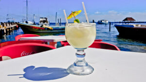 Cocktail margarita sur table avec bateaux et marina en arrière-plan