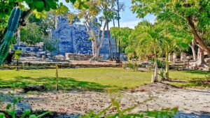 Ruines mayas entourées de végétation tropicale au Mexique