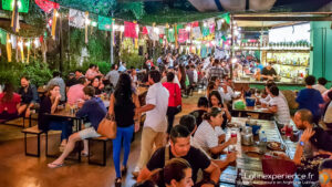 Restaurant en plein air animé avec décorations colorées au Yucatan