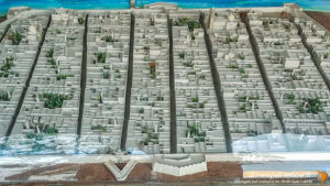 Maquette archéologique d'une ancienne cité maya avec ses bâtiments blancs