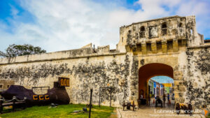 Ancienne fortification coloniale avec remparts et porte voûtée au Yucatan