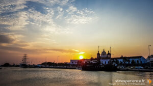 Coucher de soleil sur le port et l'église coloniale de Carthagène Colombie