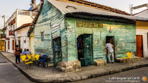Petite échoppe verte en bois dans une rue coloniale colorée colombienne