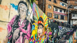 Art urbain coloré sur escaliers d'un quartier populaire de Colombie