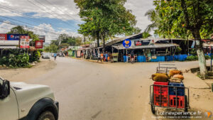 Rue principale avec commerces et charrette de fruits à Punta Uva Costa Rica
