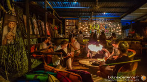 Clients attablés dans un bar restaurant KOK Beach en soirée