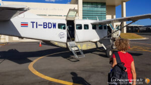 Femme embarquant dans un petit avion TI-BDW à l'aéroport du Costa Rica