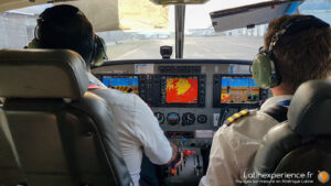 Deux pilotes dans le cockpit d'un petit avion sur la piste