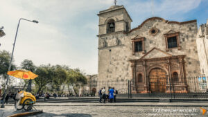 Église coloniale en pierre avec clocher à Arequipa au Pérou
