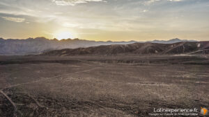 Paysage désertique aride avec montagnes au coucher du soleil en Amérique du Sud