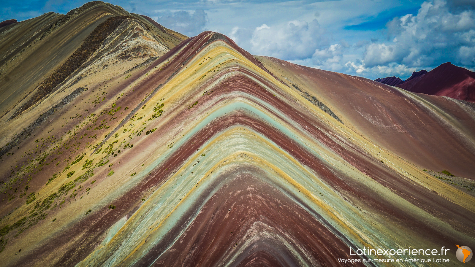 Montagne aux sept couleurs de Vinicunca, strates minérales colorées au Pérou