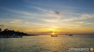 Coucher de soleil sur la mer avec bateaux et plage tropicale au Mexique