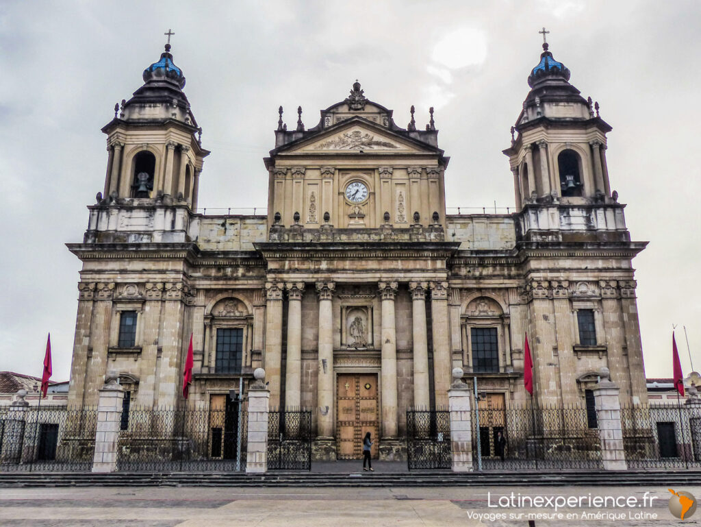 Cathédrale métropolitaine de Guatemala Ciudad, façade baroque avec deux clochers et horloge