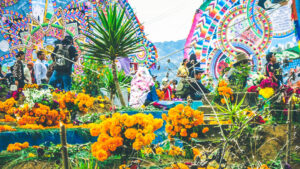 Cerfs-volants géants colorés et fleurs orangées lors de la fête des morts au Guatemala