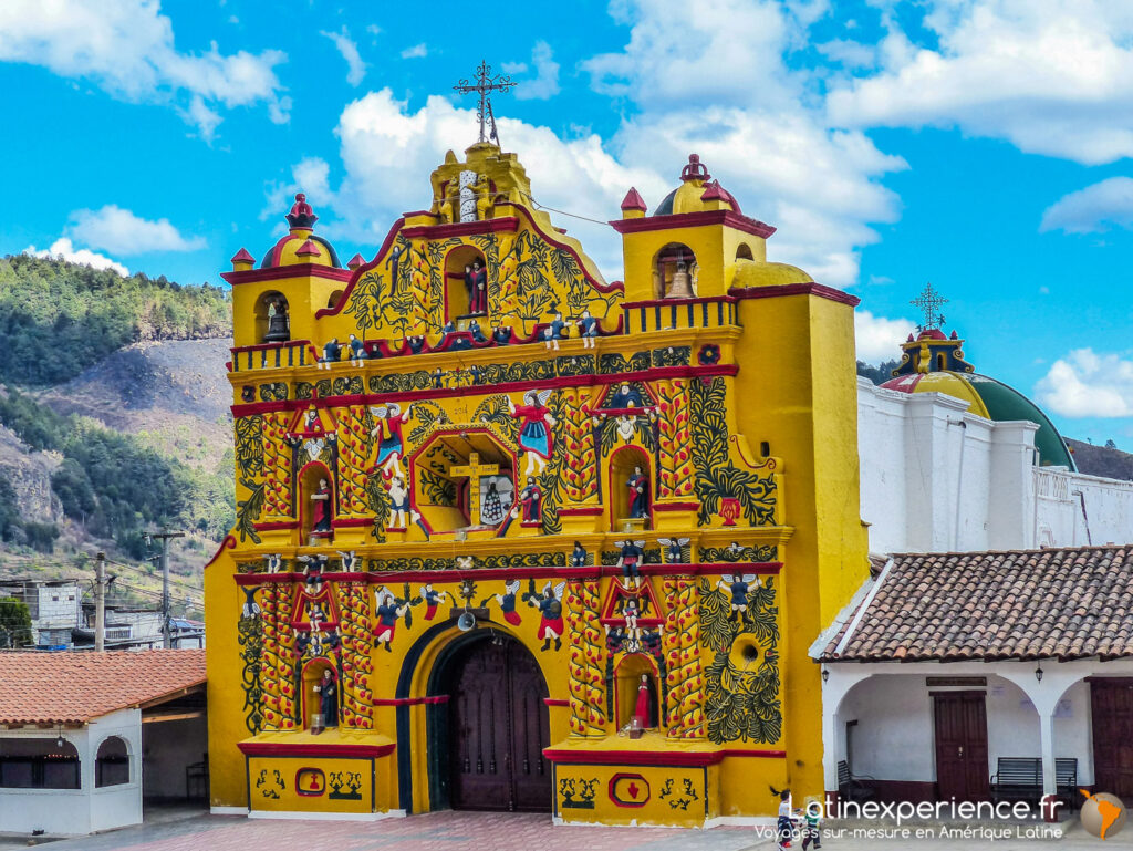 Façade colorée de l'église San Andrés Xecul à Totonicapán, Guatemala