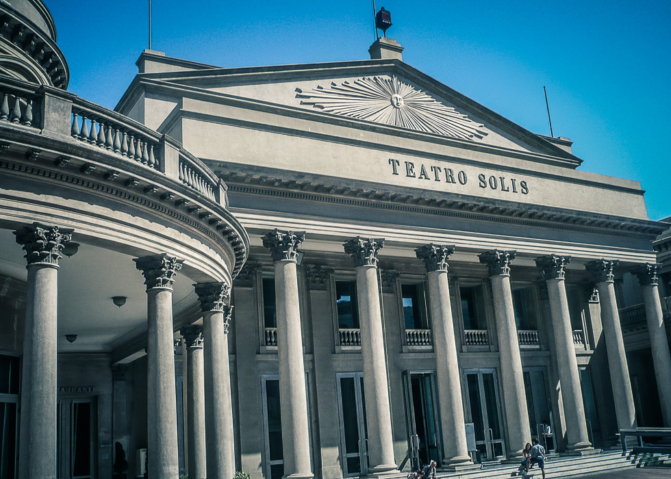 Façade néoclassique à colonnes corinthiennes du Teatro Solís à Montevideo, Uruguay