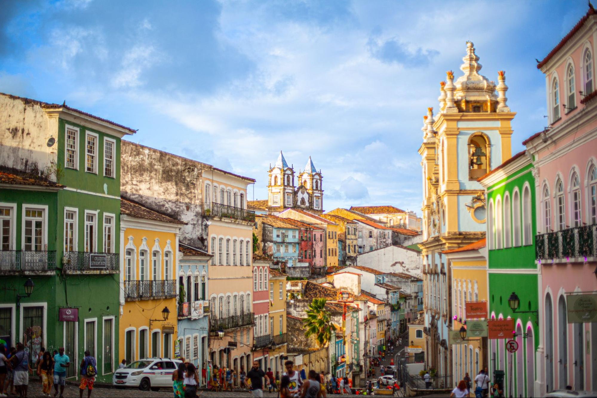 Façades colorées et clochers baroques du Pelourinho dans les rues animées de Salvador de Bahia