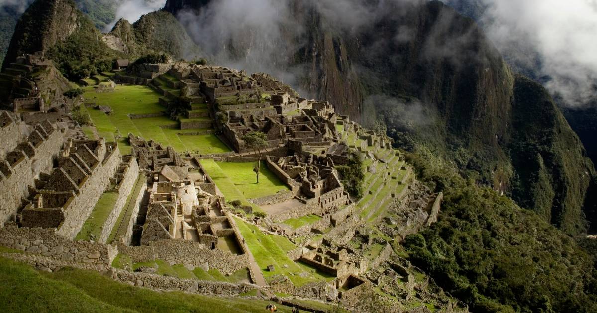 Vue aérienne du site inca du Machu Picchu entouré de montagnes brumeuses au Pérou