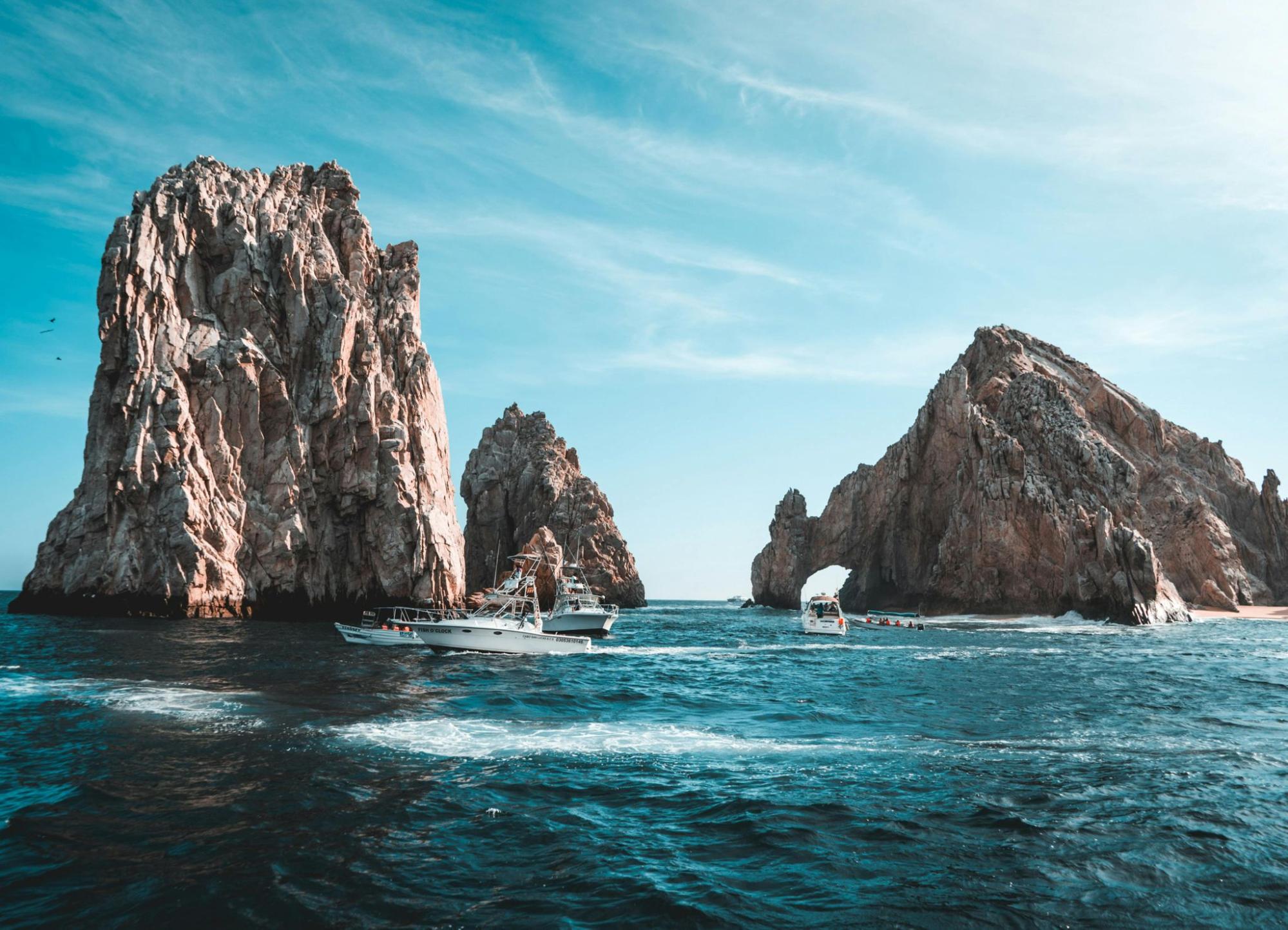 Arche rocheuse de Cabo San Lucas avec bateaux naviguant entre les formations rocheuses au Mexique