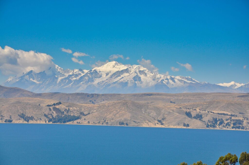 Cordillère Royale enneigée vue depuis le lac Titicaca, Bolivie