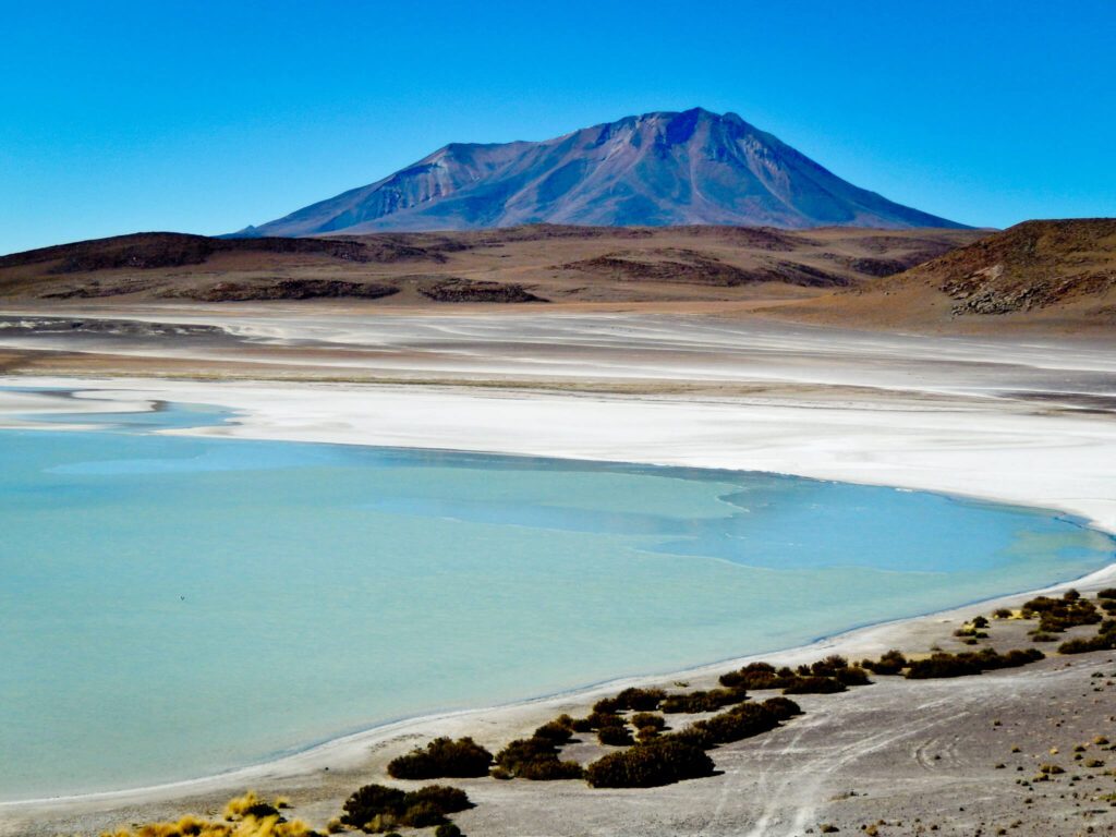 Lagune turquoise et volcan dans le désert des lagunes de l'altiplano bolivien