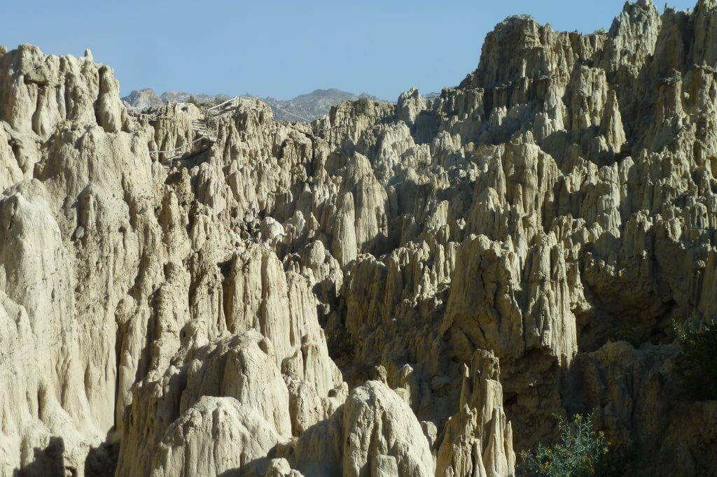 Formations rocheuses érodées en pics pointus à la Vallée de la Lune, La Paz, Bolivie