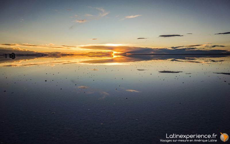 Coucher de soleil se reflétant sur le Salar d'Uyuni recouvert d'une fine couche d'eau, Bolivie