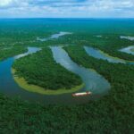 Vue aérienne des méandres du fleuve Amazone traversant la forêt tropicale, Brésil