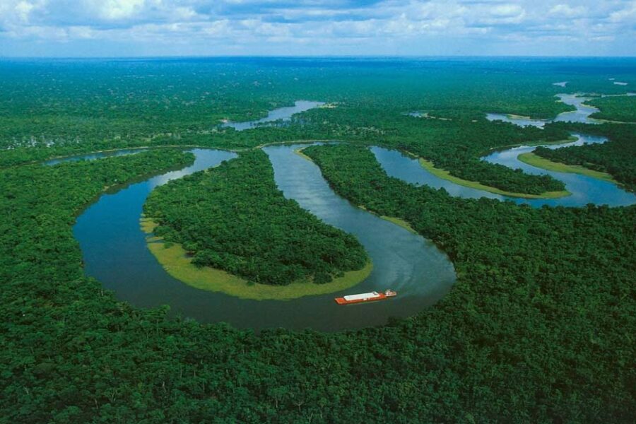 Vue aérienne des méandres du fleuve Amazone traversant la forêt tropicale, Brésil