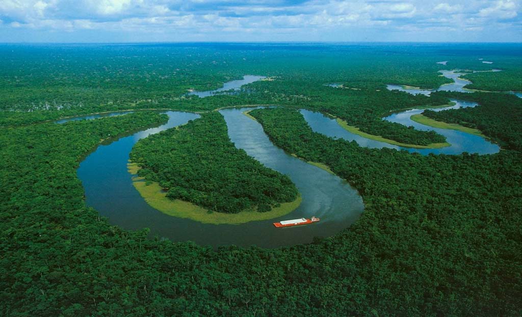 Vue aérienne des méandres du fleuve Amazone traversant la forêt tropicale, Brésil