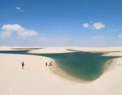 Lagon d'eau turquoise entre les dunes de sable des Lençóis Maranhenses, Brésil
