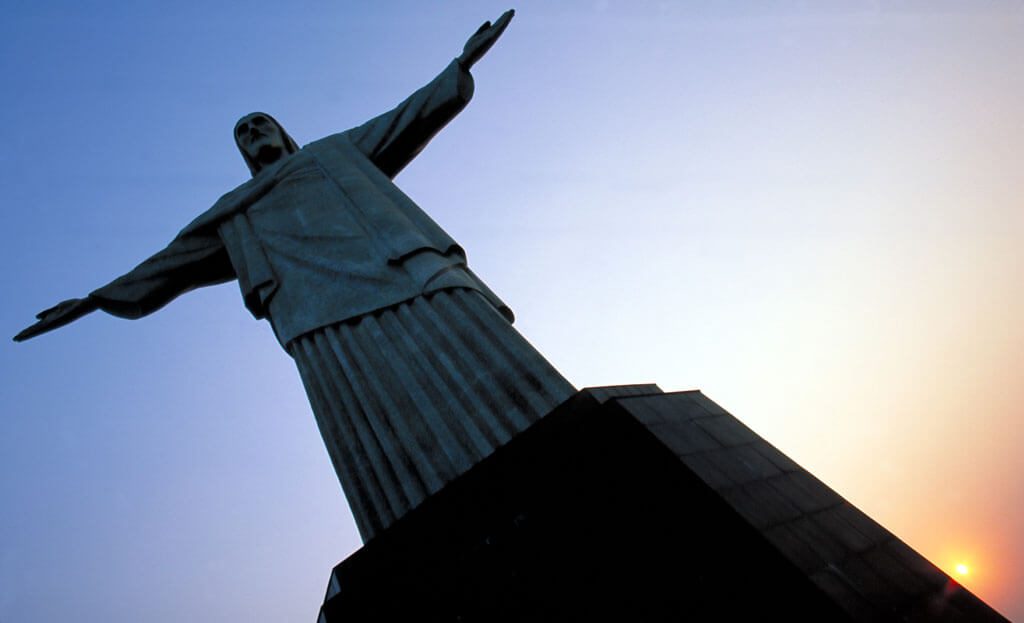 Statue du Christ Rédempteur en contre-plongée au coucher du soleil, Corcovado, Rio de Janeiro