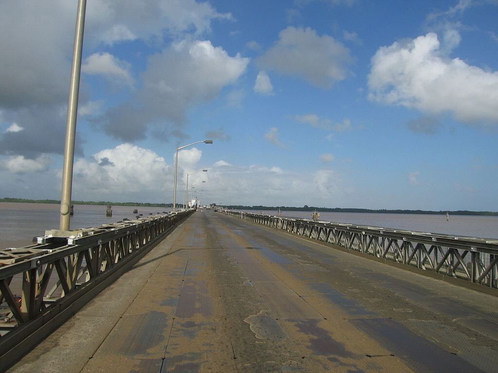 Pont flottant du Demerara Harbour traversant le fleuve à Georgetown, Guyana