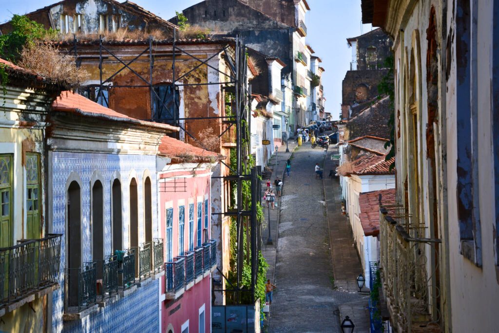 Rue pavée bordée de bâtiments coloniaux délabrés et d'azulejos à Salvador de Bahia, Brésil